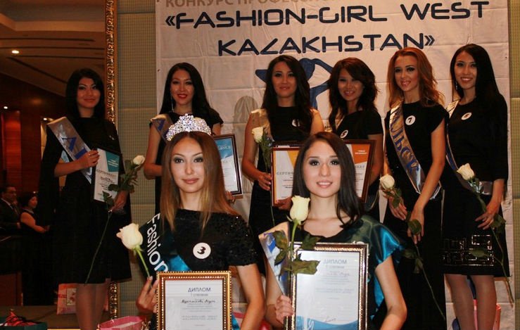 Участницы Fashion Girl West Kazakhstan. На переднем плане: Лаура Мурсалимова и Аида Утегалиева