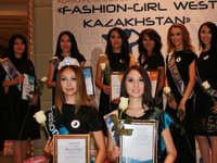 Content image for: 483370 | Участницы Fashion Girl West Kazakhstan. На переднем плане: Лаура Мурсалимова и Аида Утегалиева