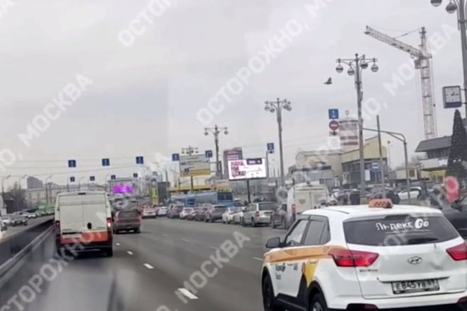 Пробка на проспекте Мира и ТТК из-за поездки за цветами в День всех влюбленных Пробка на проспекте Мира и ТТК из-за поездки за цветами в День всех влюбленных