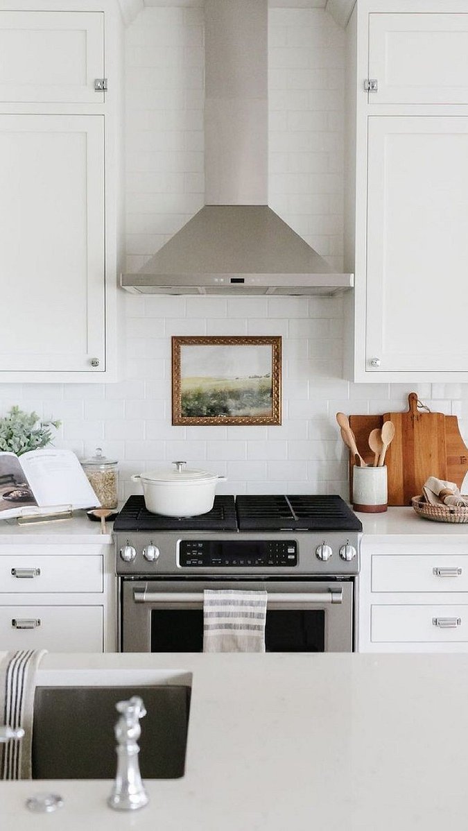 7 красивых кухонь с белым фартуком