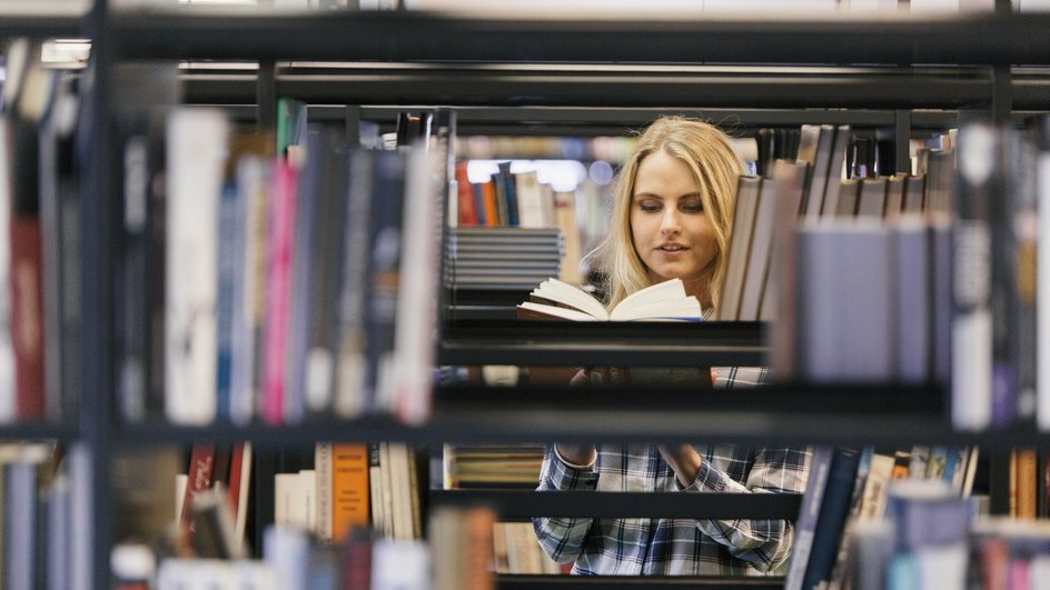 Девушка изучает в библиотечной книге понятие «аллегория» Девушка изучает в библиотечной книге понятие «аллегория»