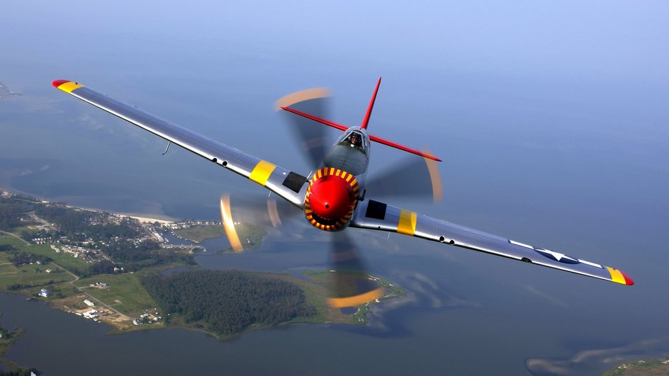 Американский истребитель P-51 Mustang в небе