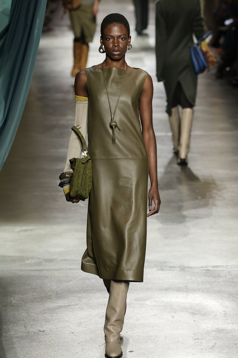 Сочетание зеленого в одежде на показе Fendi Сочетание зеленого в одежде на показе Fendi