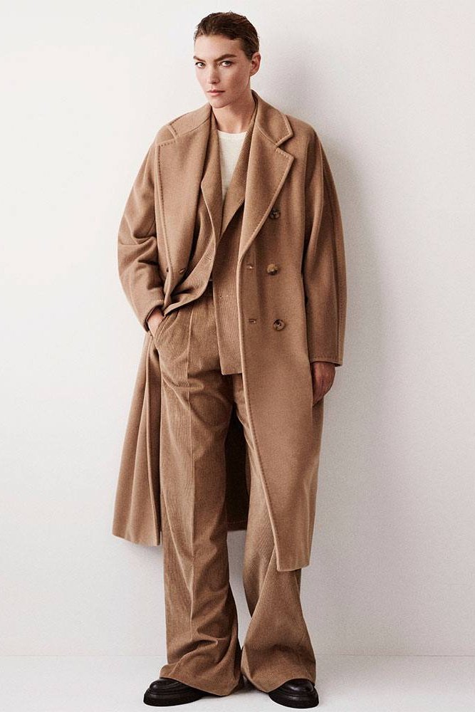 Девушка в пальто Max Mara Девушка в пальто Max Mara