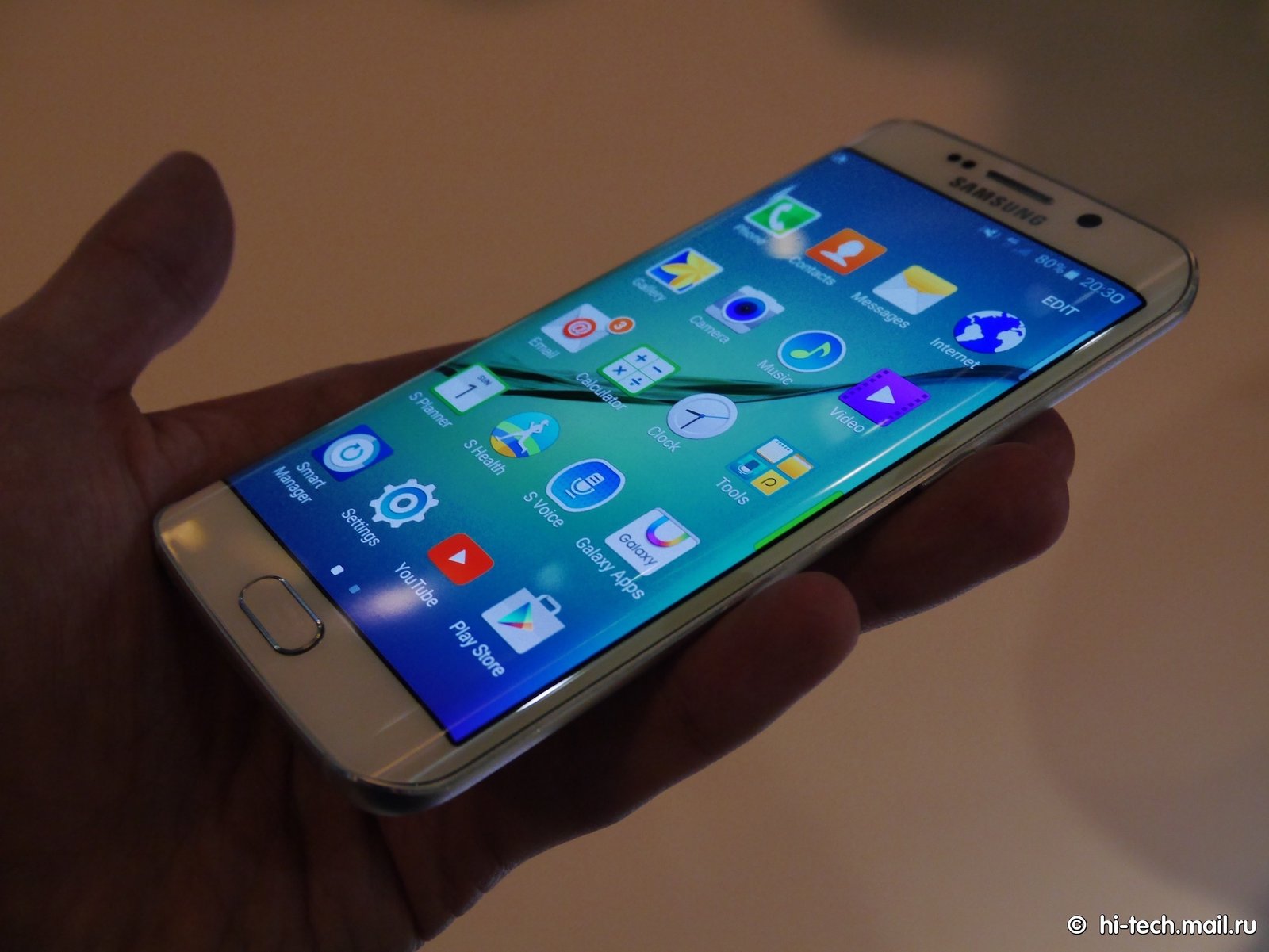 Samsung GALAXY S6 edge на MWC 2105: топовый смартфон с необычным экраном -  Hi-Tech Mail.ru