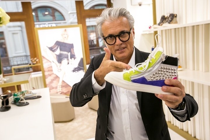 Джузеппе Занотти создает не только обувные шедевры на умопомрачительных каблуках, но и более спортивные и не менее яркие варианты на плоской подошве