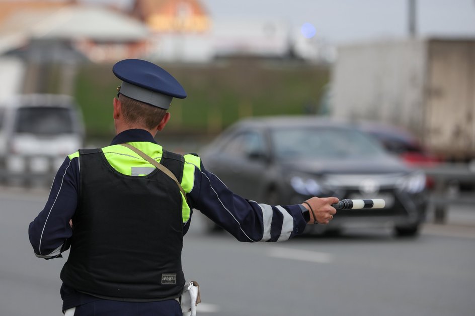 Сотрудник ДПС ГИБДД (ГАИ) во время дежурства на дороге