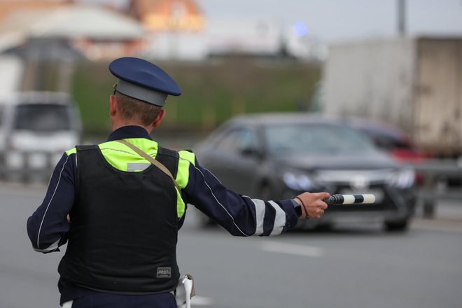 Сотрудник ДПС ГИБДД (ГАИ) во время дежурства на дороге