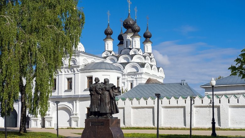 Памятник Петру и Февронии в Муроме на территории Благовещенского монастыря.