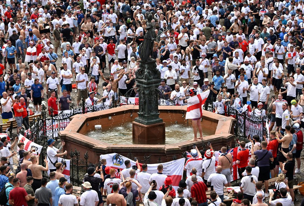 Фанат сборной Англии прыгнул в фонтан во Франкфурте: видео