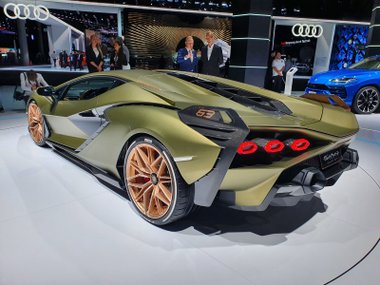 slide image for gallery: 25026 | Lamborghini