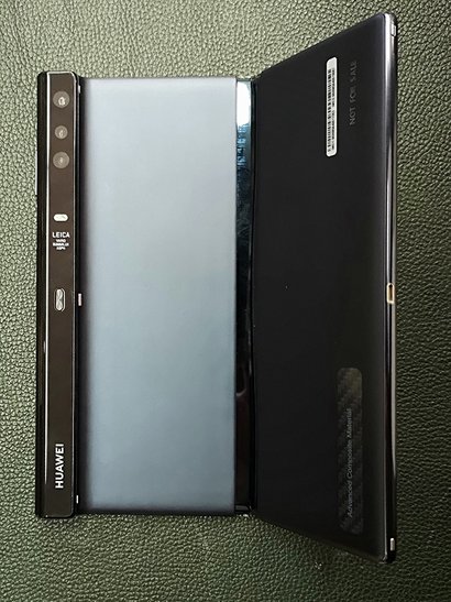 Обновленный Huawei Mate X (слева) и изначальная версия (справаа)