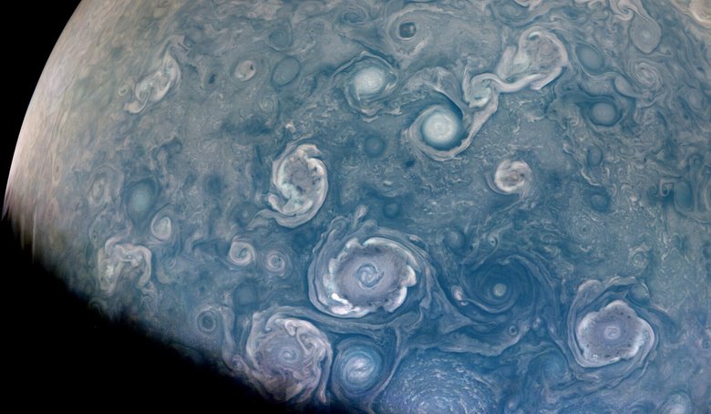 Штормы кружатся вокруг северного полюса Юпитера на изображениях, сделанных зондом «Юнона» во время пролета в июле 2022 года. Источник: NASA