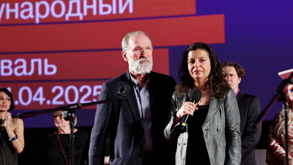 Федор Добронравов и Маргарита Симоньян на презентации фильма «Семь дней Петра Семеныча» Федор Добронравов и Маргарита Симоньян на презентации фильма «Семь дней Петра Семеныча»