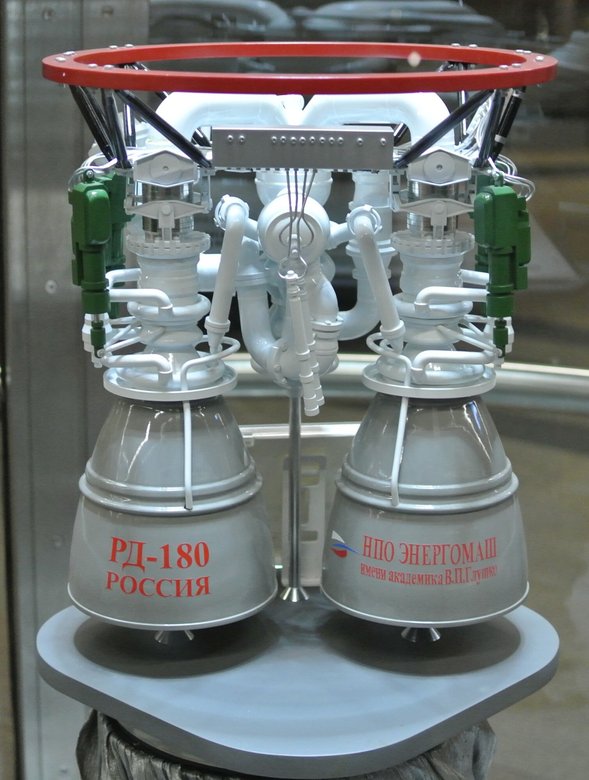 Модель двигателя РД-180, Wikimedia, Автор: Igel B TyMaHe - собственная работа, CC0