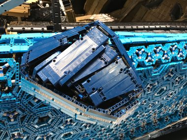 slide image for gallery: 23797 | Lego показала свою самую крутую модель