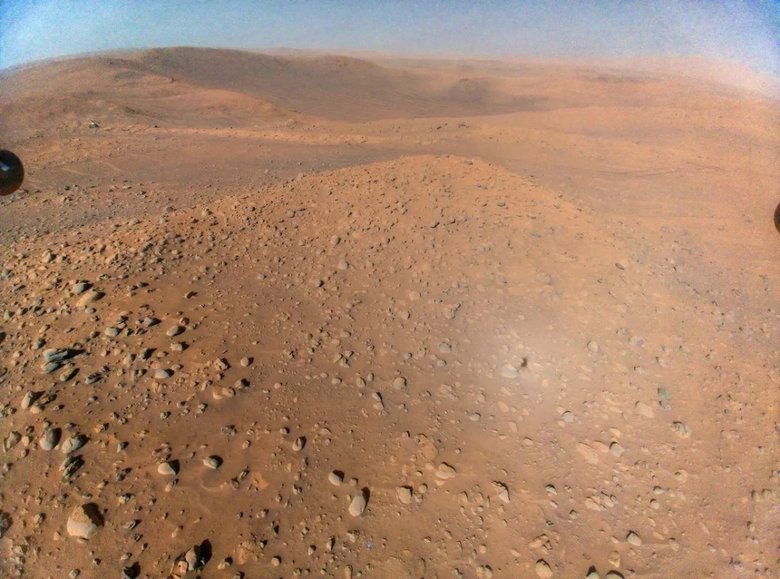 Фотография ровера Perseverance, сделанная беспилотником Ingenuity во время его 51 полета. Сможете найти на ней сам марсоход? Фото: NASA