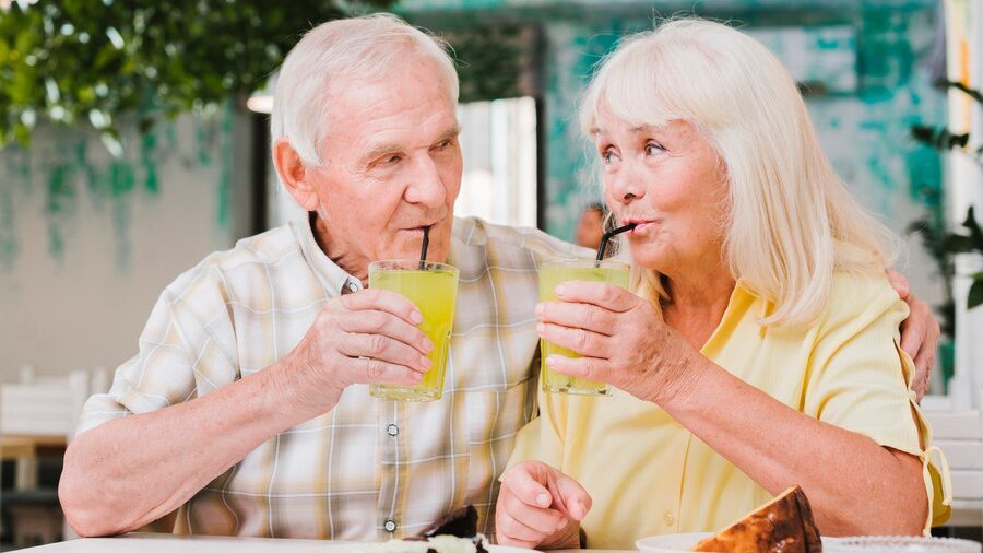 Мужчина и женщина пьют сок.