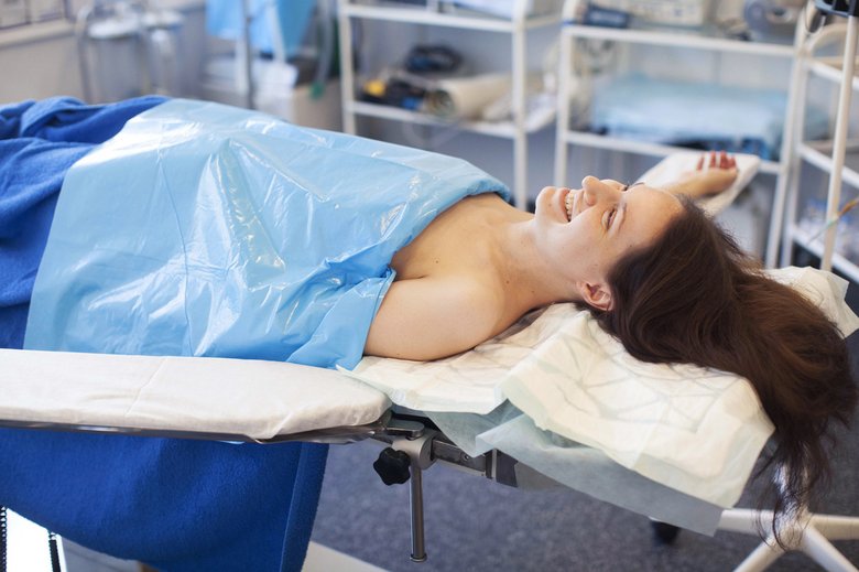 Врач после наркоза. Девушка на операционном столе. Девушка лежит на операционном столе. Пациент на операционном столе. Женщина на опирцонмом стилей.