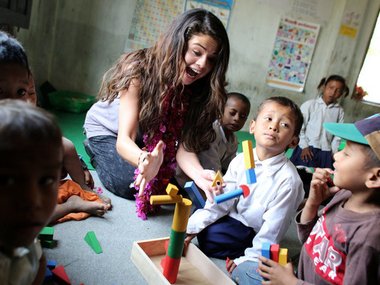 Slide image for gallery: 3988 | Комментарий «Леди Mail.Ru»: 21-летняя Селена Гомес недавно стала послом UNICEFF и отправилась со своей первой благотворительной миссией в Непал