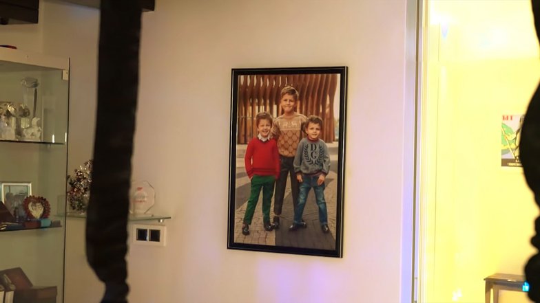 Фотография сыновей Диброва в доме