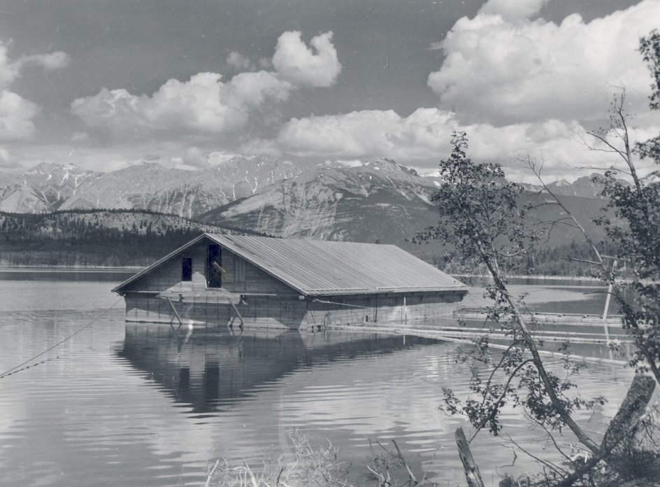 Экспериментальное ледовое сооружение на канадском озере, 1943 год.