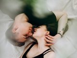 мужчина нежно обнимает женщину мужчина нежно обнимает женщину