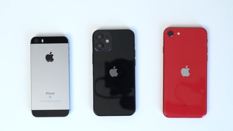 iPhone 12 mini (в центре) в сравнении с iPhone SE (2016) и SE (2020).
