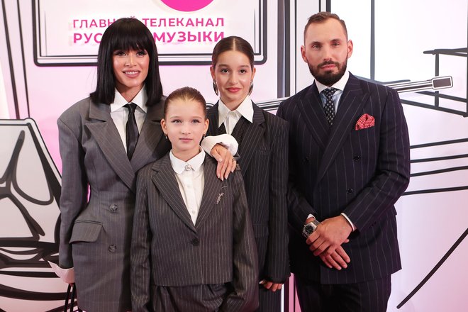 Ксения Бородина с дочками и Николай Сердюков