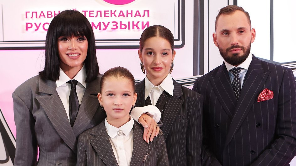 Ксения Бородина с дочками и Николай Сердюков Ксения Бородина с дочками и Николай Сердюков