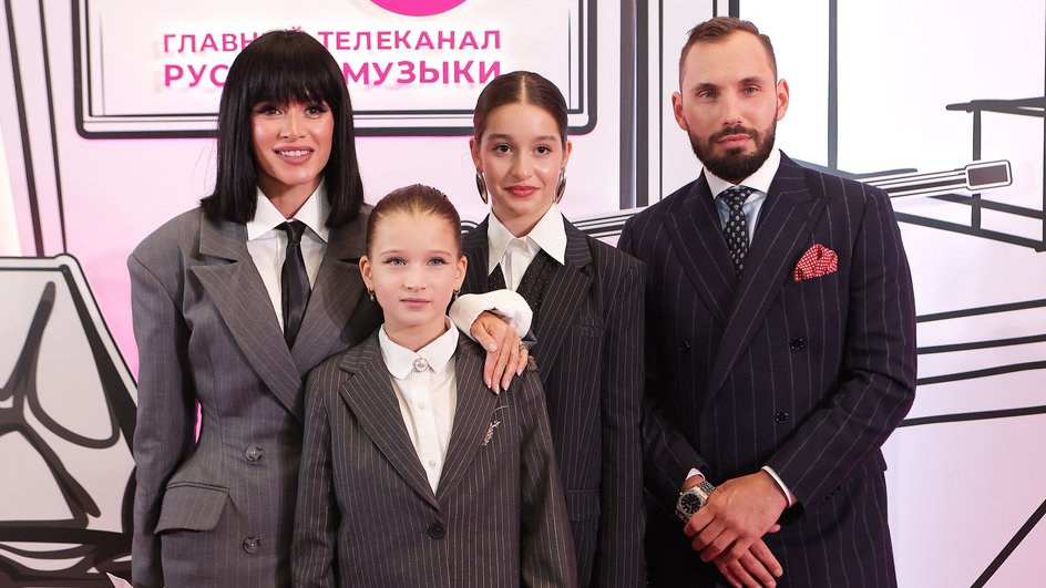 Ксения Бородина с дочками и Николай Сердюков Ксения Бородина с дочками и Николай Сердюков