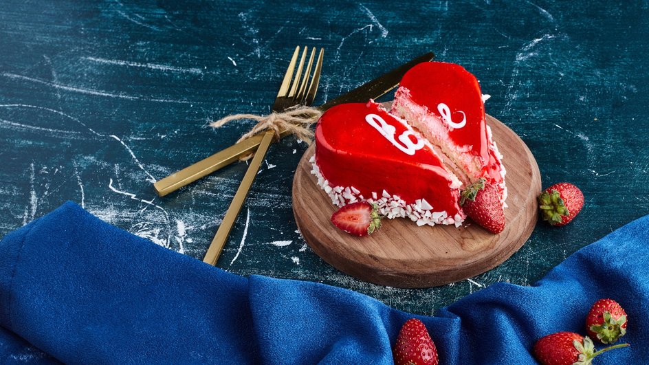 Торт в форме сердца на 14 февраля лежит на подставке
