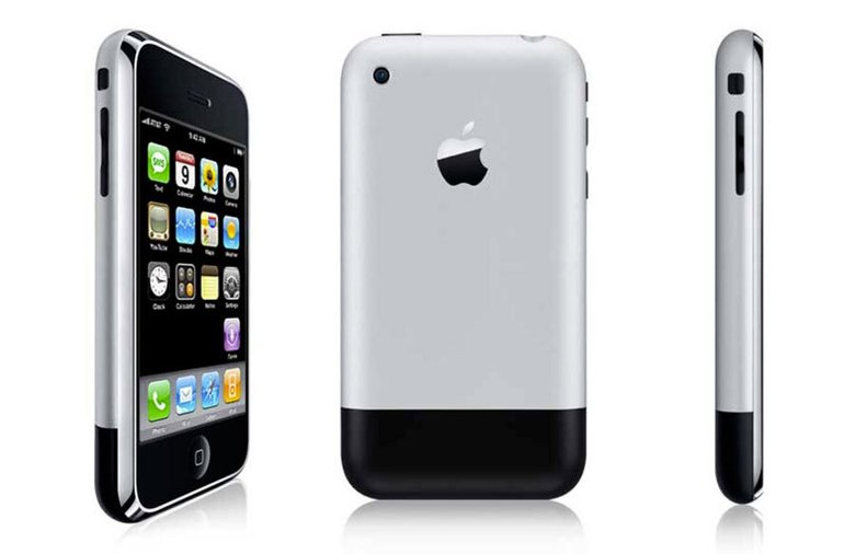 Первый iPhone. Фото: Apple.