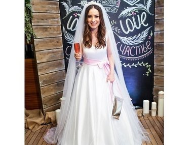 Slide image for gallery: 5049 | Виктория выложила в свой блог фотографию в свадебном платье. «Как Барби», — прокомментировала снимок одна из подписчиц