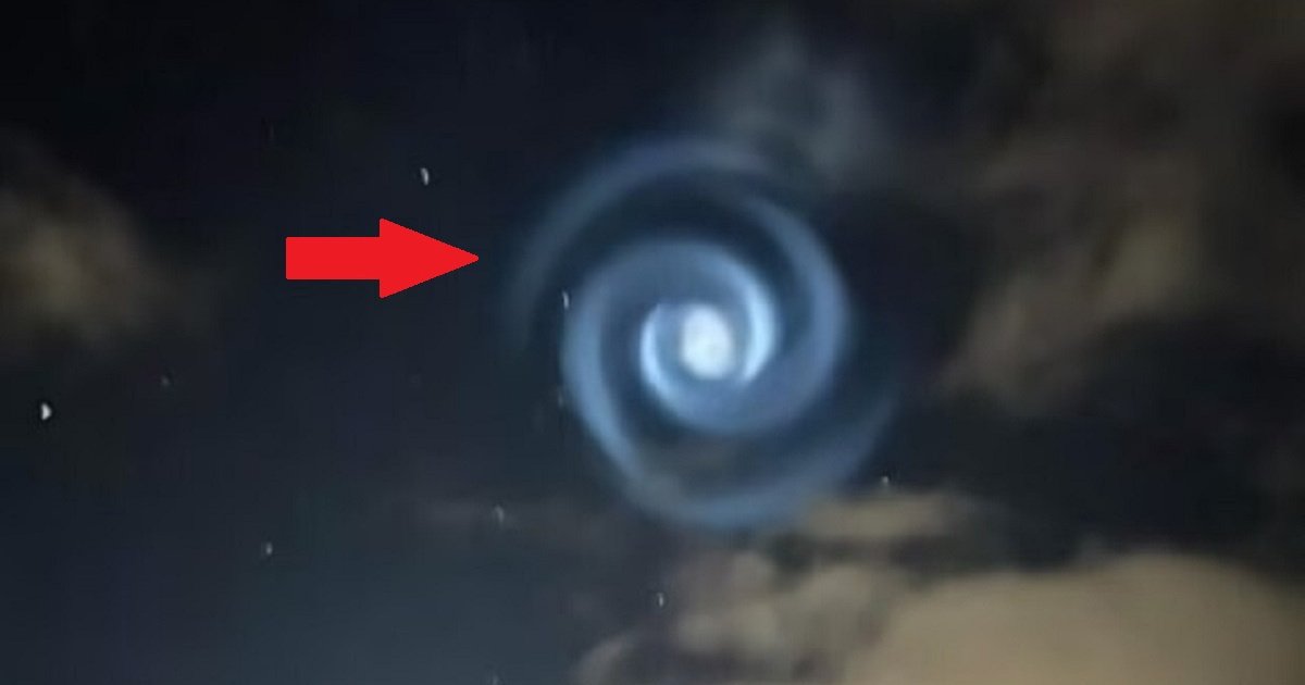 Загадочная синяя спираль появилась в ночном небе над Новой Зеландией (фото)