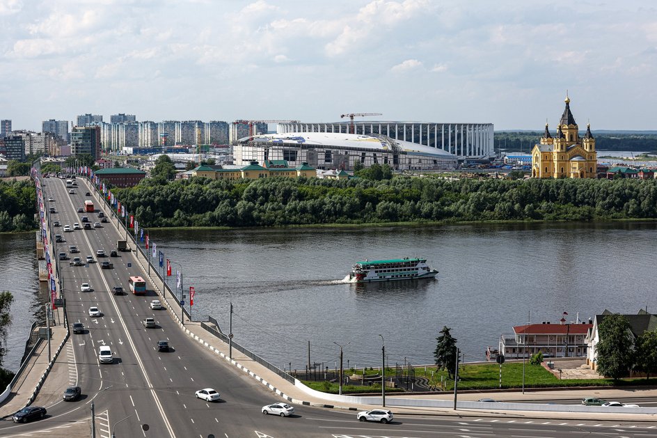 Вид на реку Оку, Канавинский мост и "Стрелку" в Нижнем Новгороде