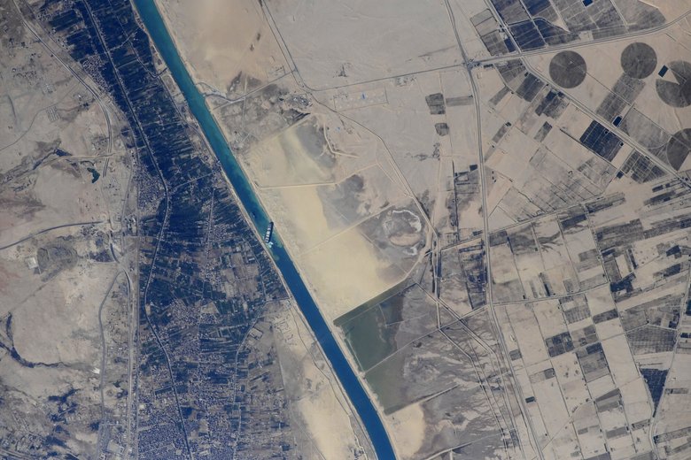 Севший на мель контейнеровоз в Суэцком канале. Фото: космонавт Сергей Кудь-Сверчков.