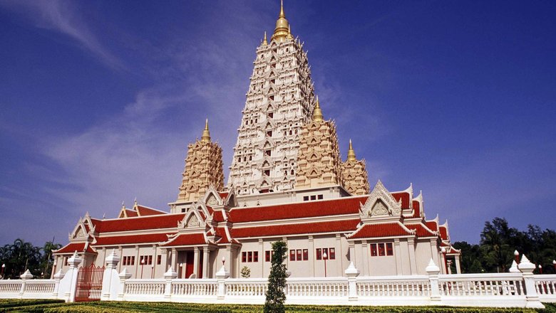 Храм Ват Янасангварарам в Таиланде вечером летом.