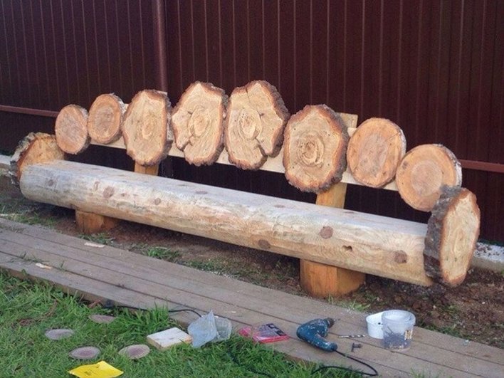 Скамейка из бревен и спилов Скамейка из бревен и спилов