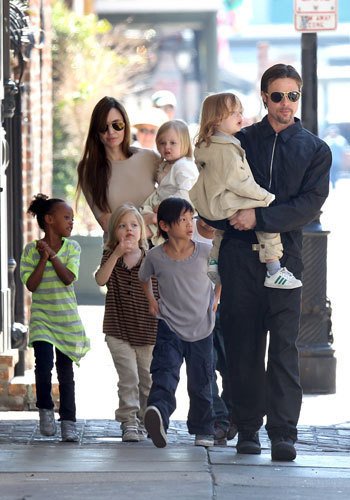 Анджелина Джоли, Брэд Питт и шестеро их детей