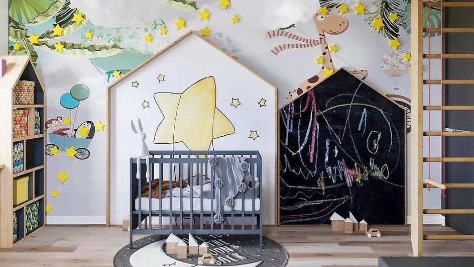 Детская комната с кроватью, лестницей, грифельной доской и рисунком на стене 