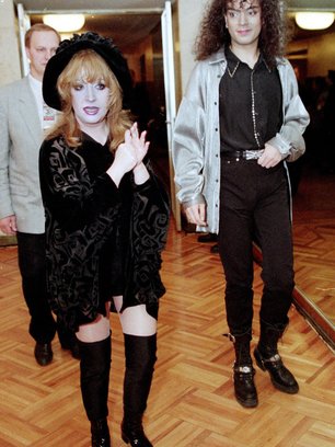 Slide image for gallery: 10939 | 1990-е. Как правило, короткие юбки Алла Борисовна дополняла высокими сапогами.