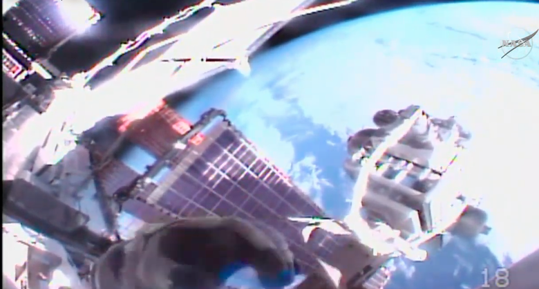 Вид на солнечную батарею МКС и Землю с камер одного из астронавтов. Фото: NASA / YouTube