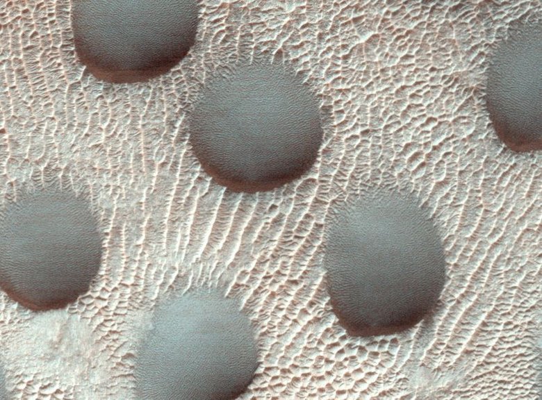 Эти же дюны в дневном свете. Фото: NASA/JPL-Caltech/UArizona
