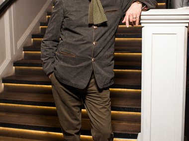 Slide image for gallery: 5080 | Режиссер Егор Кончаловский появился в темно-коричневых брюках, пиджаке и шарфе