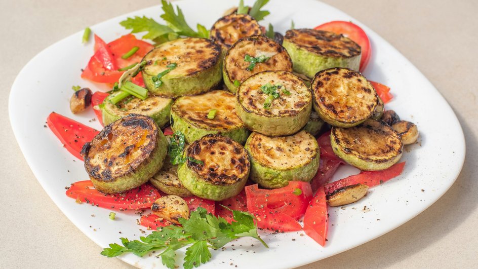 Кабачки и помидоры, обжаренные для приготовления вкусного кабачкового торта. Кабачки и помидоры, обжаренные для приготовления вкусного кабачкового торта.