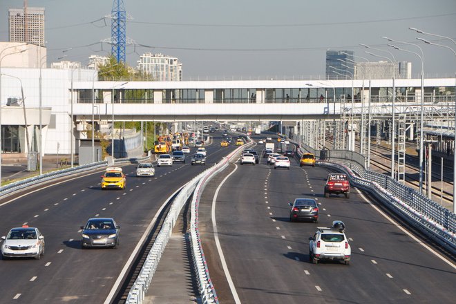 Автомобили движутся по дорогам Москвы