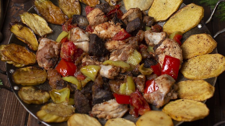 Мягкий шашлык с картофелем крупным планом