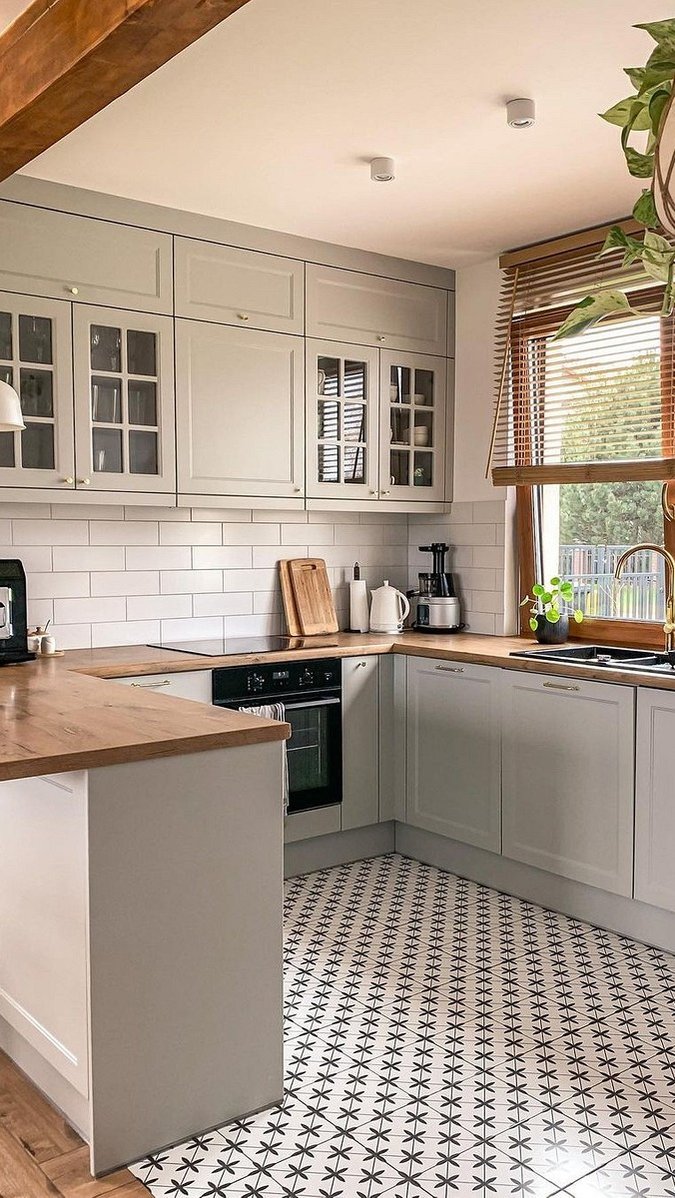 Это стильно: 8 кухонь, где скомбинировали два напольных покрытия