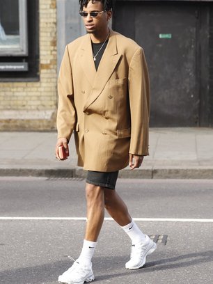 Slide image for gallery: 13202 | Том Форд: «Мужчина не должен надевать шорты в городе. Никогда. Шлепанцы и шорты в городе — это непозволительно».